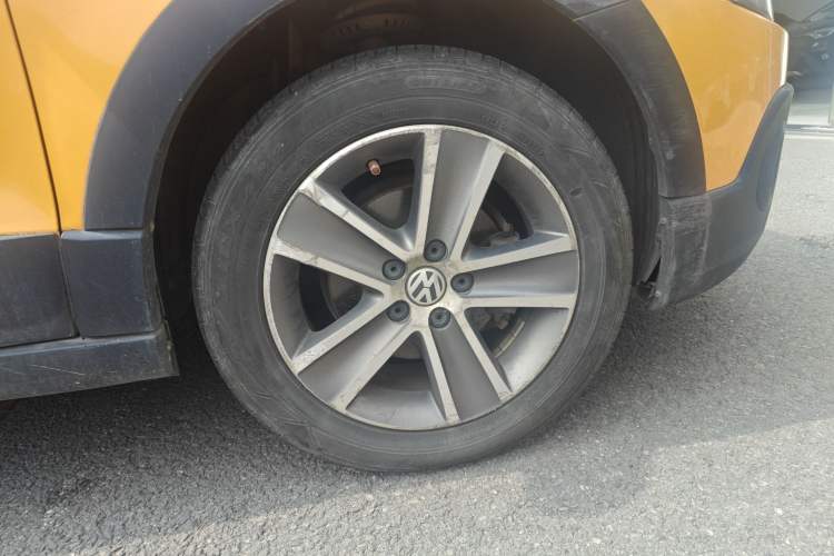 Used Volkswagen Polo 2012 1.6L Cross Polo Automatic Transmission Right Front Wheel Hub