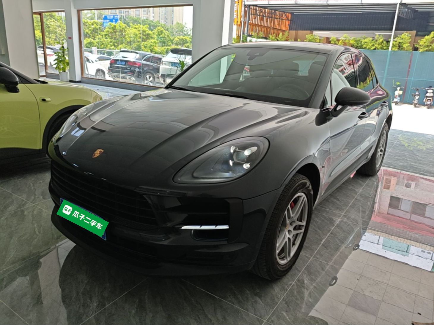 Unter der Vorderseite des Autos