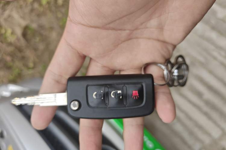 Used Foton Toano 2023 Joy Elephant Multi-Function 2.0T Manual Long-Wheelbase Mid-Roof Model with Single Rear Tire Available in 5/6/7/9-Seater Configurations Vehicle Key