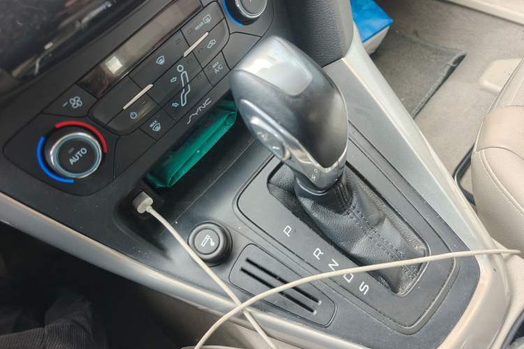 Used Ford Focus 2015 Hatchback 1.6L Automatic Fashion Edition Gear Lever