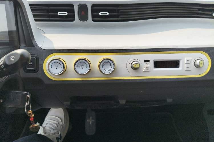 Used Wuling Hongguang MINIEV 2021 Macaron Premium Model – Lithium Iron Phosphate Audio And AC Panel