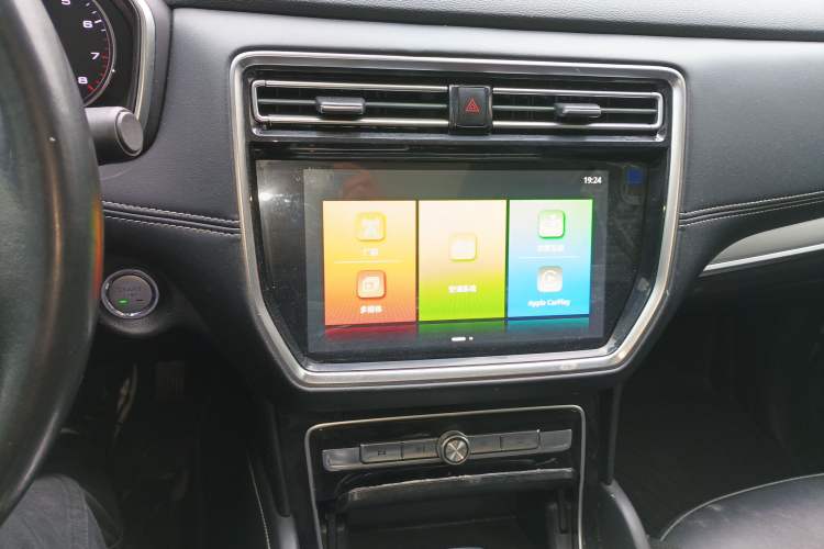 Used Roewe RX8 2019 30T Two-Wheel Drive Supreme Flagship Edition Audio And AC Panel