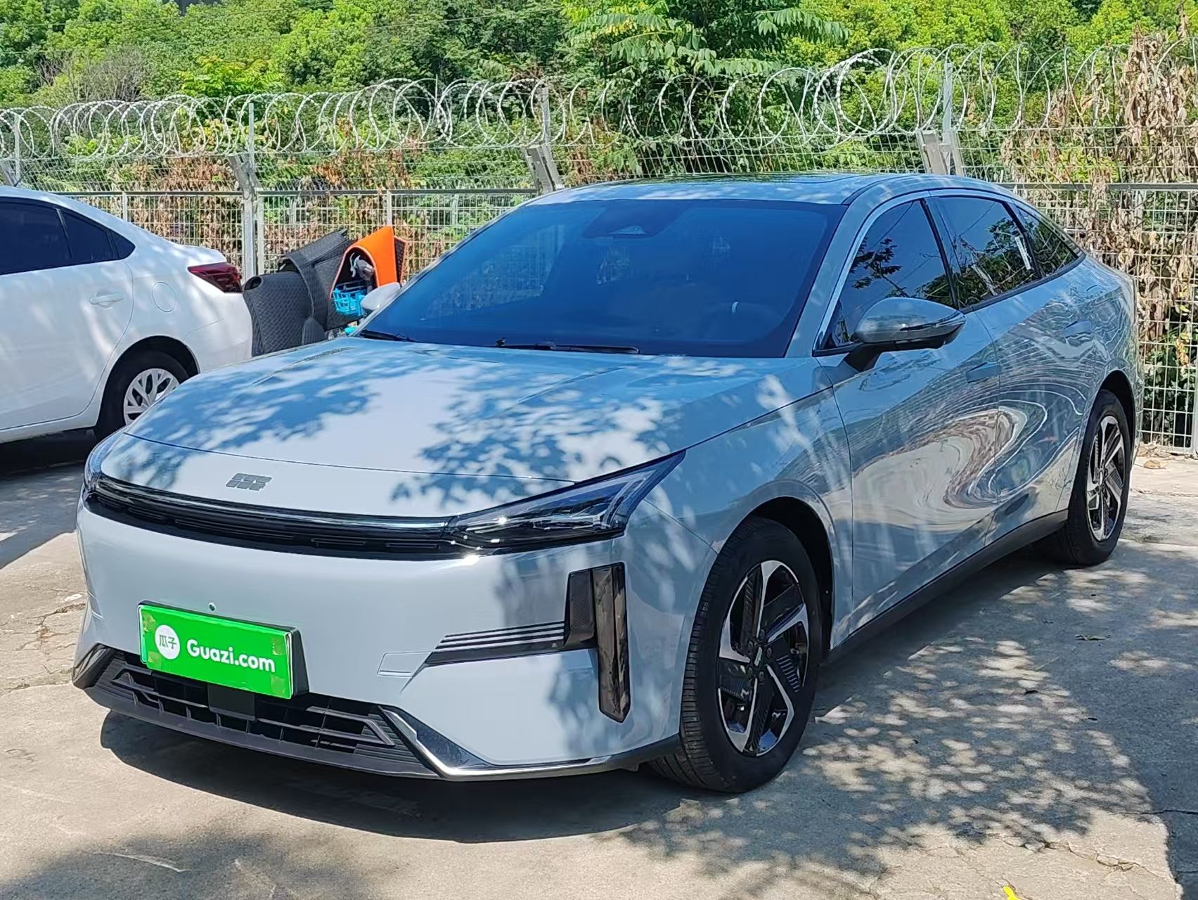 Под передней частью автомобиля