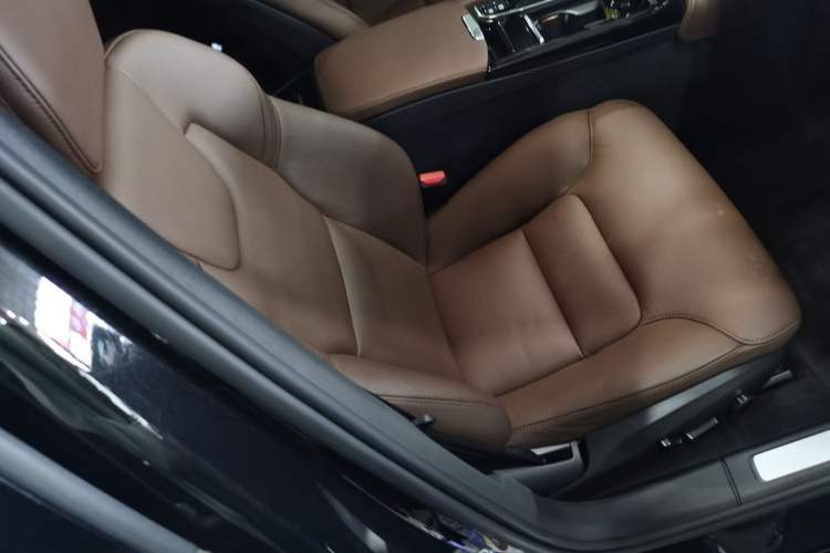 Used Volvo S90 New Energy 2023 T8 Plug-in Hybrid All-Wheel Drive Long-Range Zhiyi Luxury Edition
