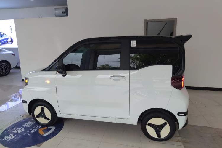 Used Chery QQ Ice Cream 2024 Youth Edition 205km Milkshake
