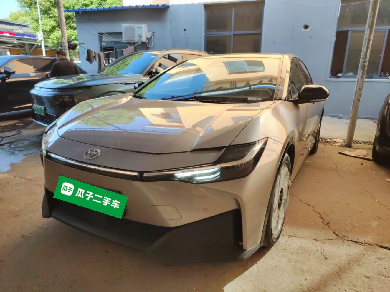 Под передней частью автомобиля