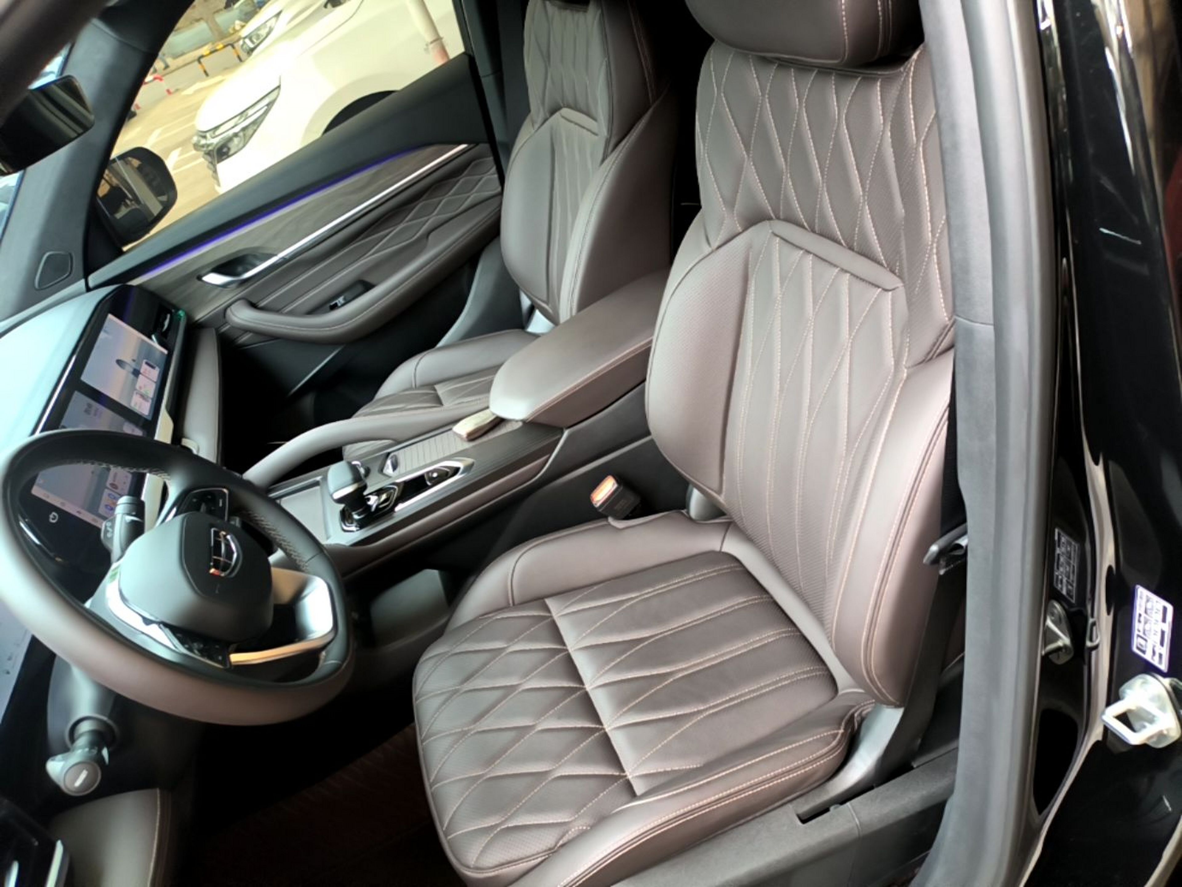 Переднее сиденье в автомобиле