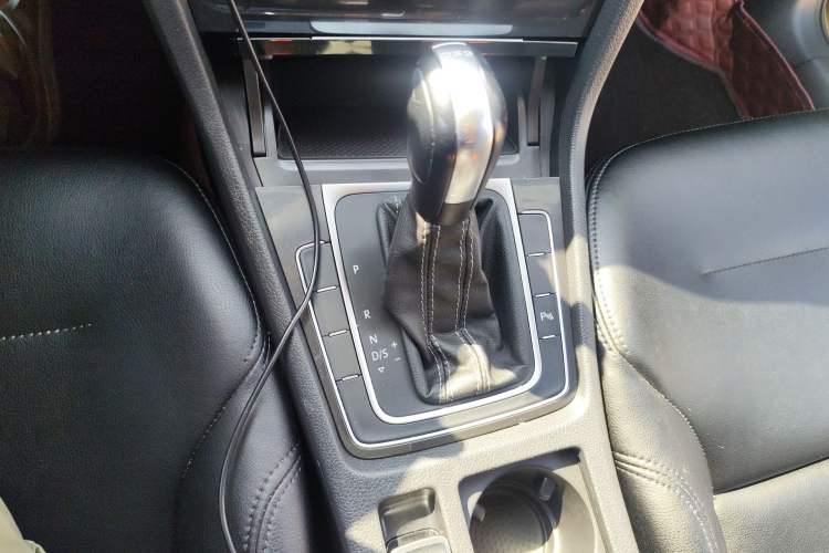 Used Volkswagen Golf 2017 230TSI Automatic Comfort Edition – Celebrating Milestone of One Million Units Gear Lever