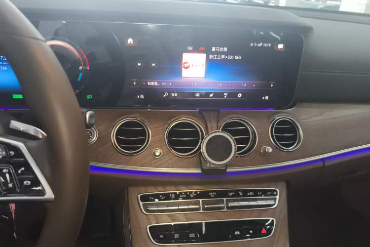 Used Mercedes-Benz E-Class New Energy 2022 Restyled E 350 e L Plug-in Hybrid Sedan Audio And AC Panel