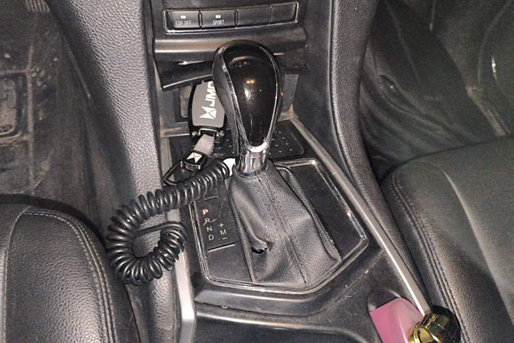 Used JMC Yusheng S350 2013 2.4T Automatic 2WD Diesel Luxury Edition 5 Seats Gear Lever