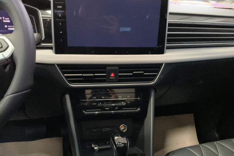 Used Volkswagen Tiguan L 2024 Outstanding Model 300TSI Automatic Two-Wheel Drive Longteng Edition Audio And AC Panel