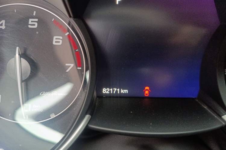 Used Alfa Romeo Giulia 2021 2.0T 280HP Luxury Edition Odometer Close Up