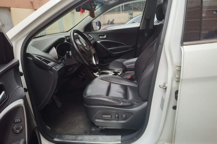 Used Hyundai Santa Fe 2015 2.4L Automatic Two-Wheel Drive Smart Version 5 Seats
