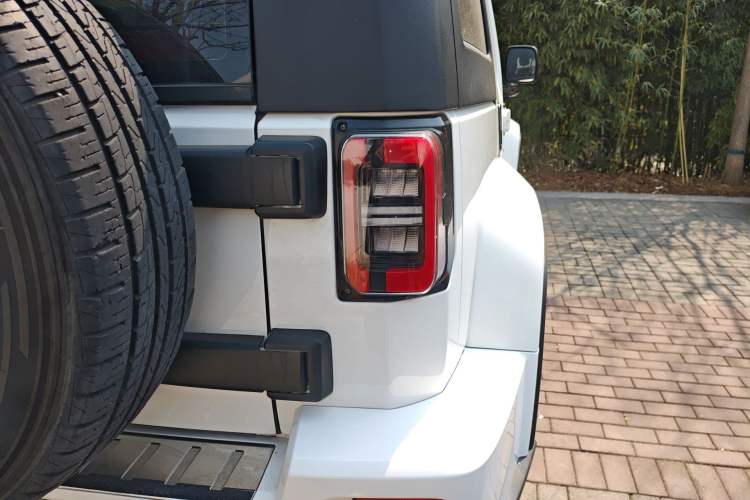 Used BAIC Off-Road BJ40 2019 2.3T Automatic Four-Wheel Drive Urban Hunter Edition Premium Model China VI Emission Standard