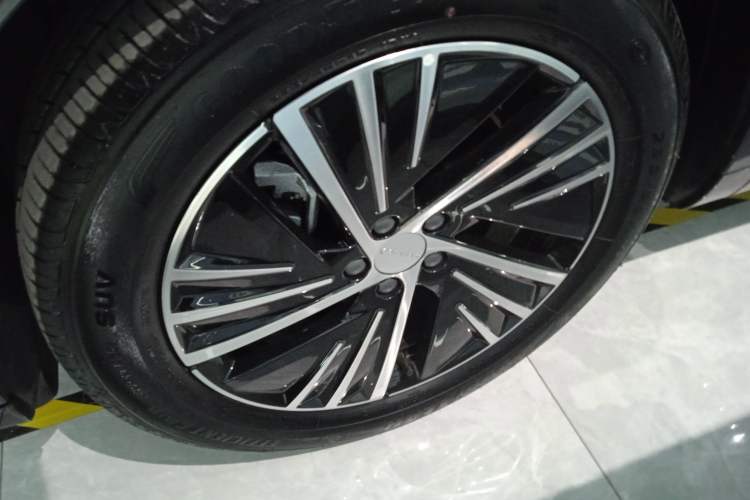 Used Lynk & Co 08 EM-P 2025 120km Long-Range Halo