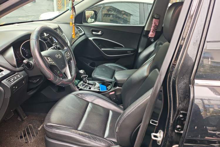 Used Hyundai Santa Fe 2013 2.4L Automatic 4x4 Smart Version Left Front Seat