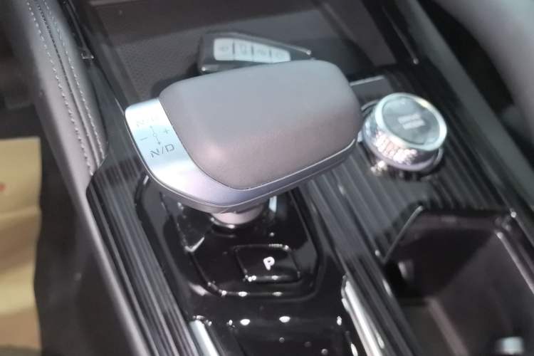 Used Geely Auto Monjaro L 2024 2.0TD DCT EVO Two-Wheel Drive Long-Range Version Gear Lever