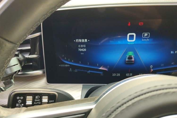 Used Hongqi H9 2020 2.0T Smart Connect Flagship Edition Odometer Close Up