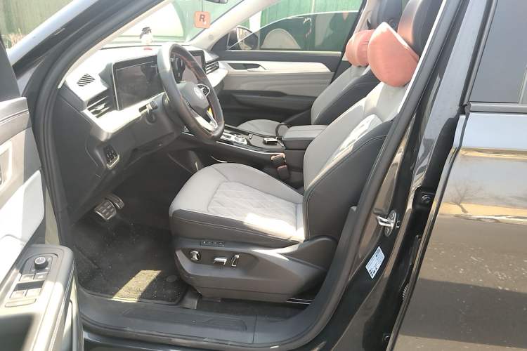 Used Volkswagen Tavendor 2024 380TSI All-Wheel-Drive R-Line Cruise Premium Edition Left Front Seat