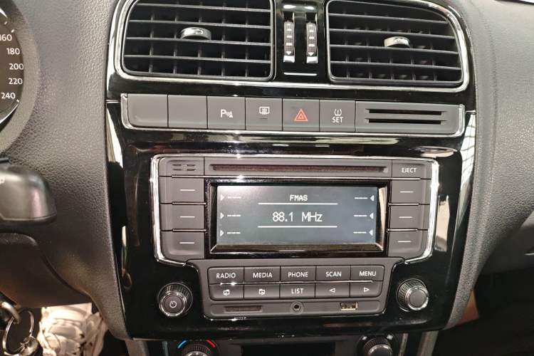 Used Volkswagen Polo 2014 1.6L Automatic Luxury Edition Audio And AC Panel