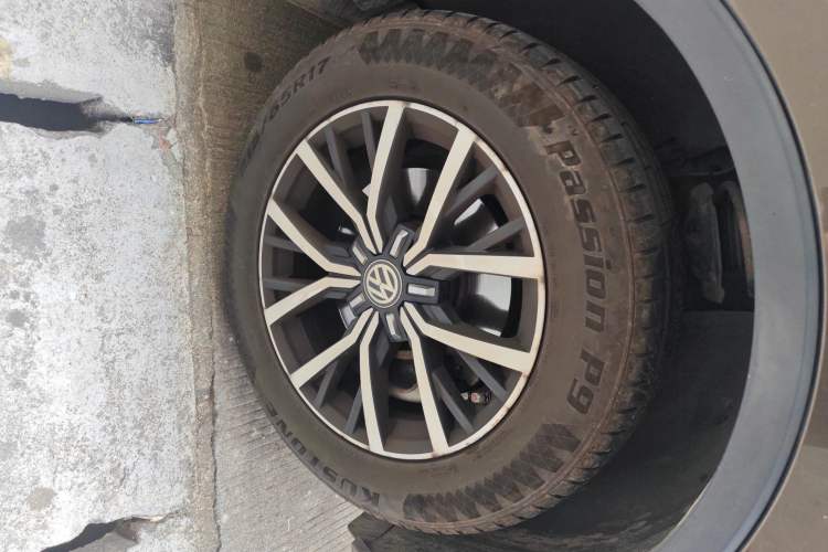 Used Volkswagen Tiguan L 2018 Revised Version 330TSI Automatic Two-Wheel Drive Comfort Edition Right Front Wheel Hub