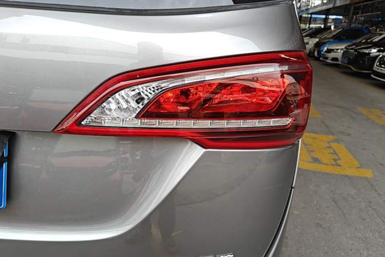 Used Baojun 730 2019 1.5L Manual Fashion Model 7-seater National V
