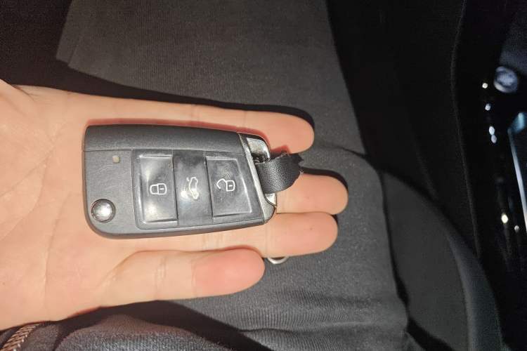 Used Volkswagen T-ROC 2021 280TSI DSG Two-Wheel Drive Luxury Smart Connectivity Version Vehicle Key