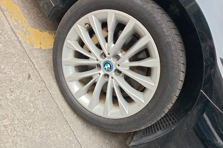 Used BMW 5 Series New Energy 2019 Updated Version 530Le Luxury Package Right Front Wheel Hub