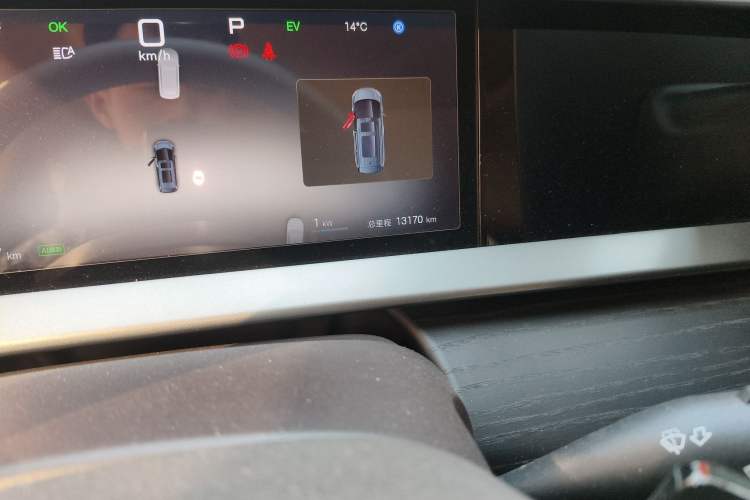 Used Denza D9 2025 DM-i Intelligent Drive 1020 Four-Wheel Drive Flagship Model
