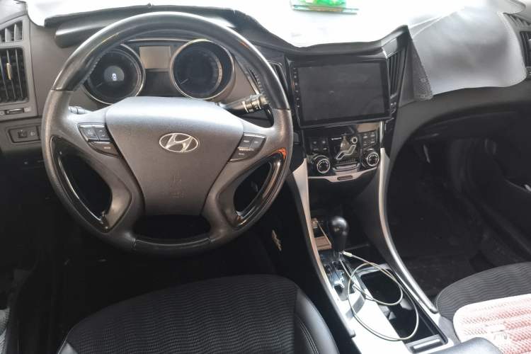 Used Hyundai Sonata 2011 2.0L Automatic Leading Edition Center Console