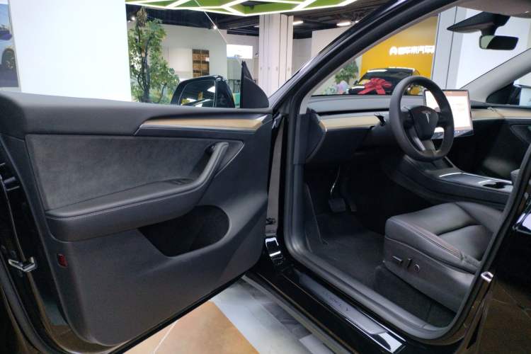 Used Tesla Model Y 2022 Long-Range All-Wheel-Drive Version Driver Seat