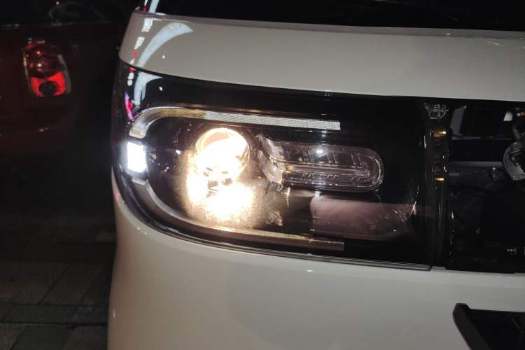 Used SAIC MAXUS Dana V1 2025 Low-Roof Multi-Function Version 42 kWh