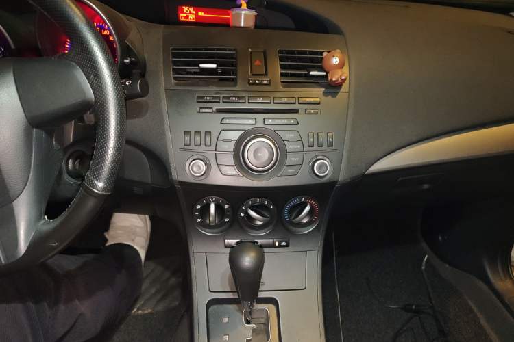 Used Mazda 3 2013 Hatchback 1.6L Automatic Elite Model Audio And AC Panel