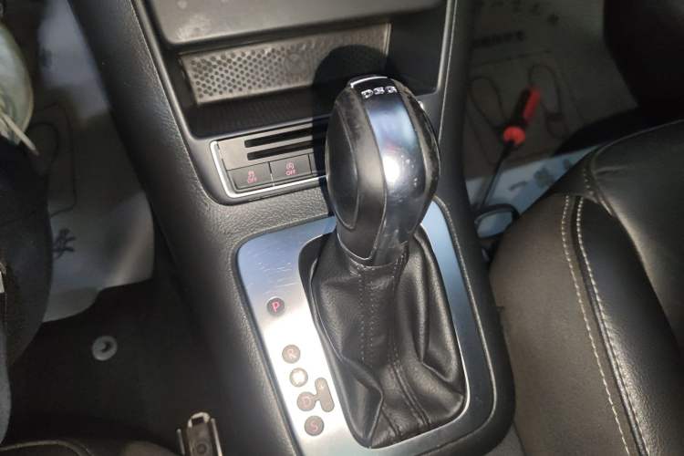 Used Volkswagen Tiguan 2016 280TSI Automatic Two-Wheel Drive Silk Road Comfort Edition Gear Lever