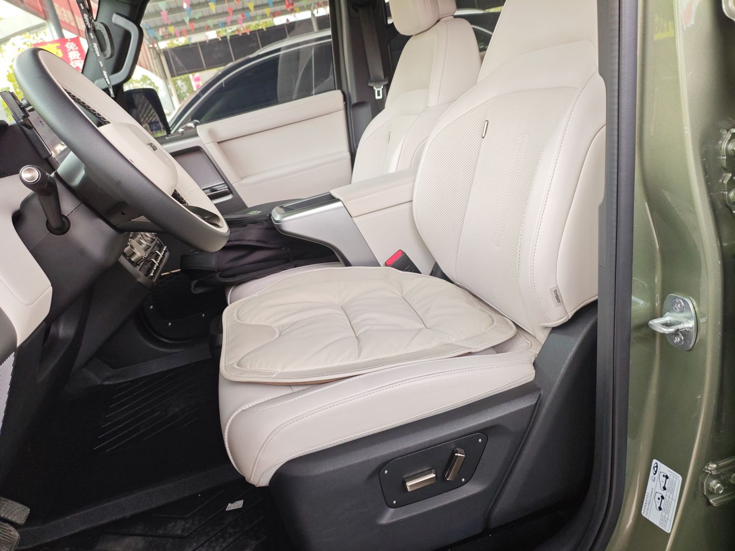 Переднее сиденье в автомобиле