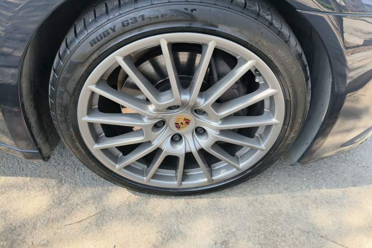 Used Porsche Panamera 2016 Panamera 4 Executive Edition 3.0T Right Front Wheel Hub