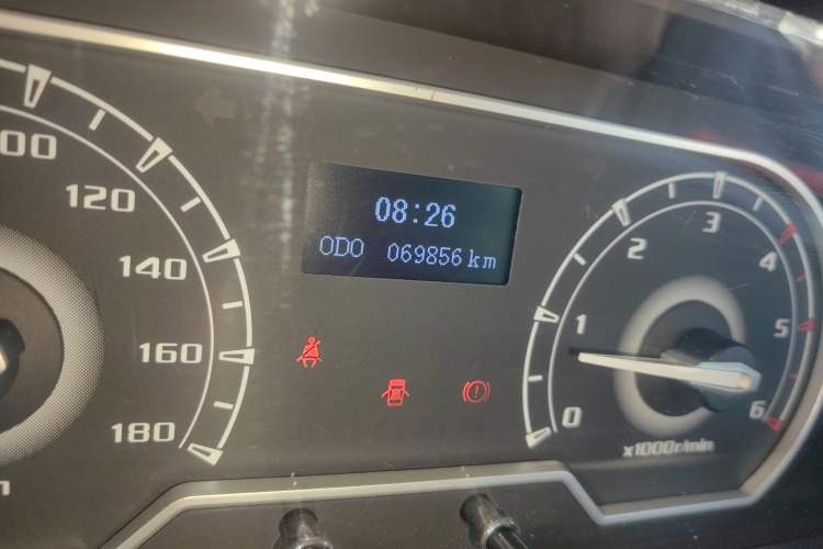 Used SAIC MAXUS Xintu V80 2019 2.5T Classic Edition 6-Speed Manual – Aoyuntong Modified Version Short Wheelbase Mid-Height Roof 5/6 Seats
