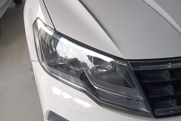 Used Volkswagen Jetta 2017 1.5L Automatic Fashion Model Right Front Headlight