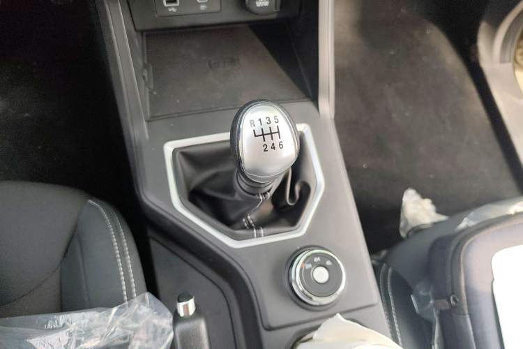 Used Sinotruk BOLDEN 2024 Commercial 2.0T Manual Diesel 4x4 Long Wheelbase Youth Edition
