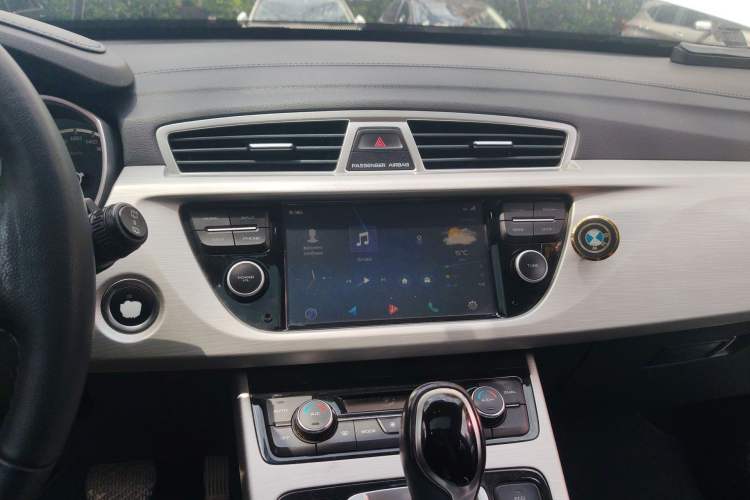 Used Geely Auto Emgrand X7 Sport 2018 1.8TD Automatic Two-Wheel Drive Zhiya Model Audio And AC Panel