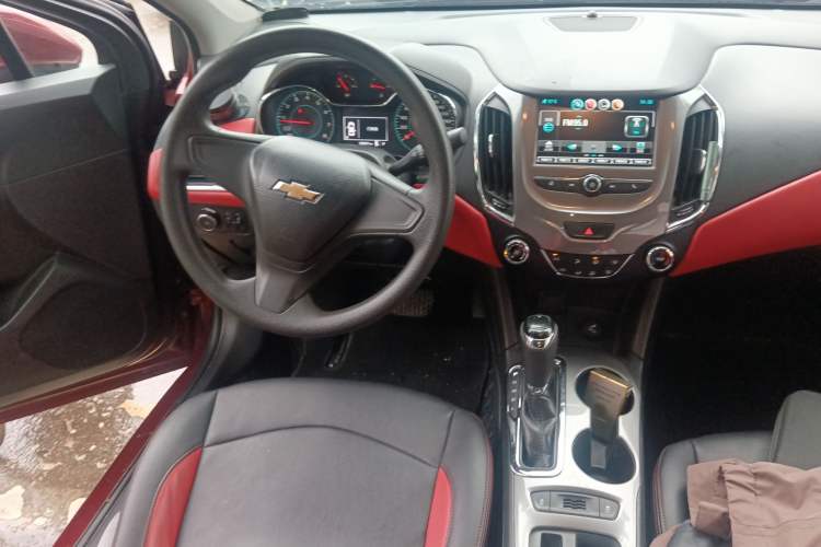 Used Chevrolet Cruze 2018 320 Automatic Pioneer Sunroof Edition Steering Wheel