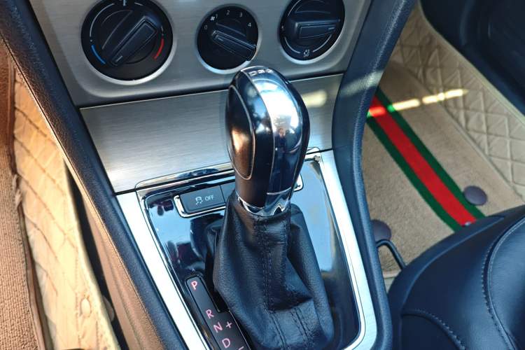 Used Volkswagen Lavida 2013 Revised Version 1.4 TSI DSG Comfort Edition Gear Lever