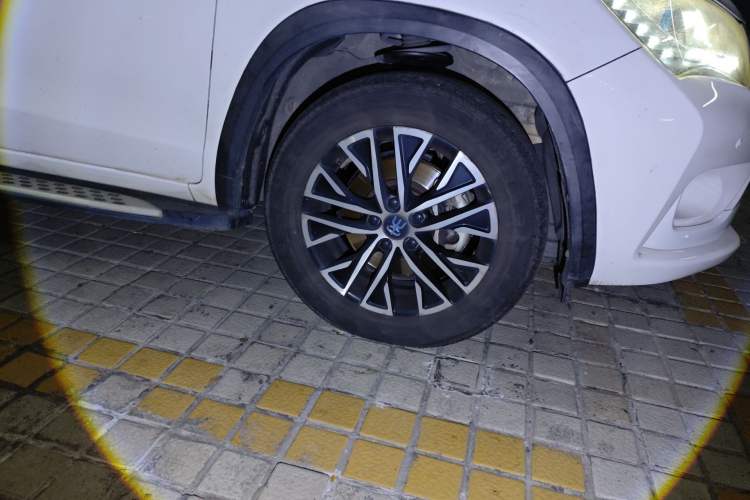 Used BYD Song New Energy 2017 Song DM 1.5TID All-Wheel Drive Prestige Model Right Front Wheel Hub