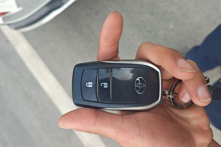 Used Toyota RAV4 2019 2.0L CVT Two-Wheel Drive Fashion X Limited Edition China V Standard Vehicle Key