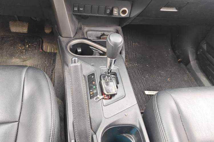 Used Toyota RAV4 2019 2.0L CVT Two-Wheel Drive Fashion X Limited Edition China VI Standard
