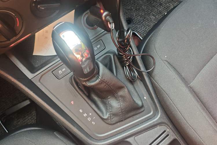 Used Volkswagen Gran Lavida 2015 1.6L Automatic Fashion Edition Gear Lever