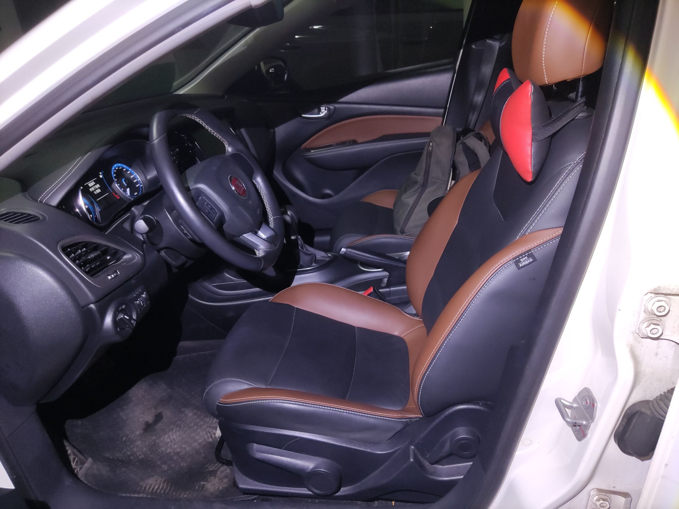 المقاعد الأمامية داخل السيارة