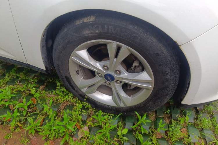 Used Ford Focus 2015 Sedan 1.6L Automatic Comfort Model Right Front Wheel Hub