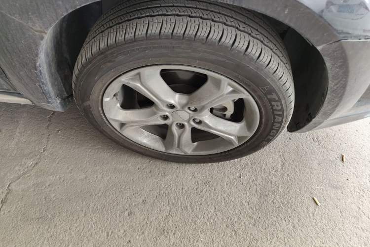 Used Dodge Journey 2014 2.4L Two-Wheel Drive Touring Edition Right Front Wheel Hub