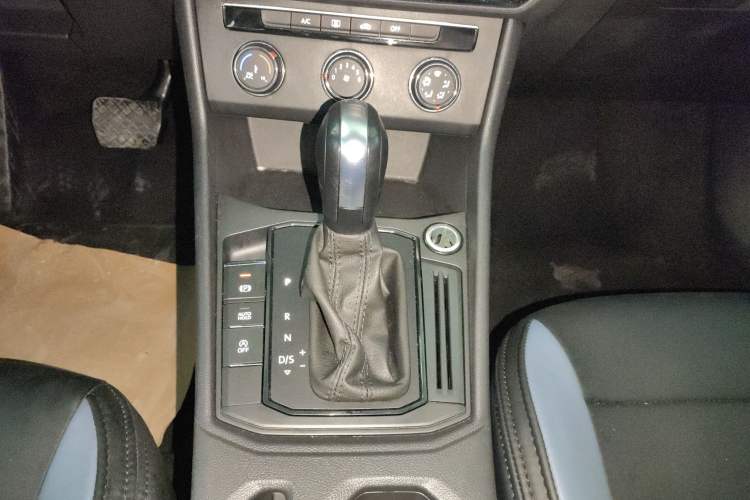 Used Volkswagen Lavida 2024 1.5L Automatic DeYi Edition Gear Lever